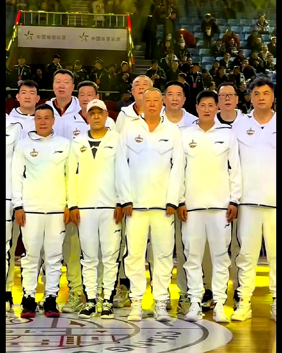 包含一位退役球员重返球场，开展篮球公益活动的词条